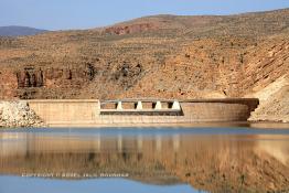 Image du Maroc Professionnelle de  Le barrage Laghrasse "dit barrage Hassan II", il se situe à 50 km au sud est de Taourirte au nord du Maroc, Samedi 10 Février 2006, ce barrage fournit en eau potable  le barrage Mohammed V qui sert de lien pour Machraa Hammadi,  ce dernier permet l'approvisionnement des centre de Taourirte et El Aïoun Sidi Mellouk. (Photo / Abdeljalil Bounhar) 